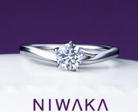 NIWAKAの婚約指輪・初桜。一石V字タイプ。モチーフである桜の花になぞらえて、5本の爪でダイヤモンドを留めているデザイン。