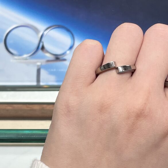 SORAの結婚指輪　レムニスケートの着用画像