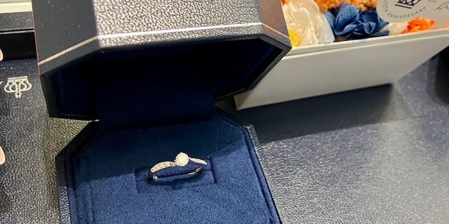 【福島県】ロイヤル・アッシャーの婚約指輪をお作りいただきました。
