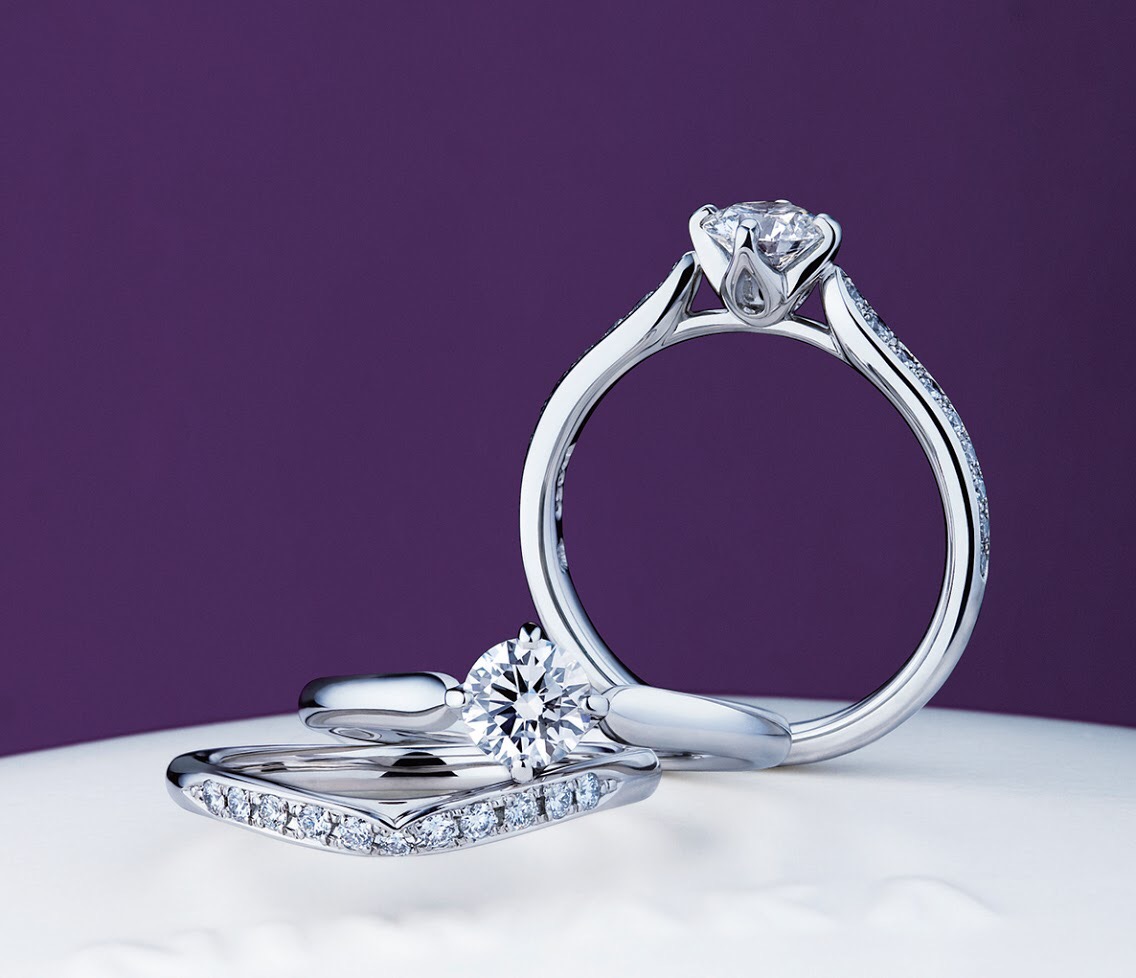 ストレートの婚約指輪とV字の結婚指輪