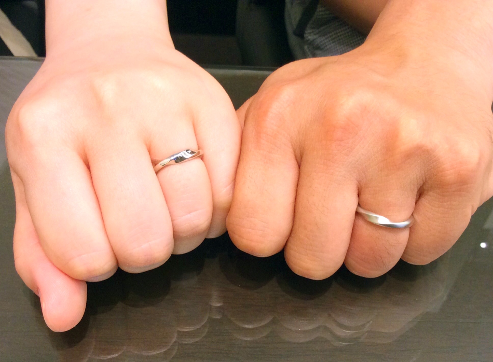 NIWAKAの結婚指輪　禅の輪をつけたお客様の手元