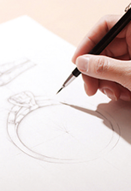 NIWAKAのデザイナーがデザイン画を描いている手元の様子。手書きで細かな指輪のデザインを描いている。