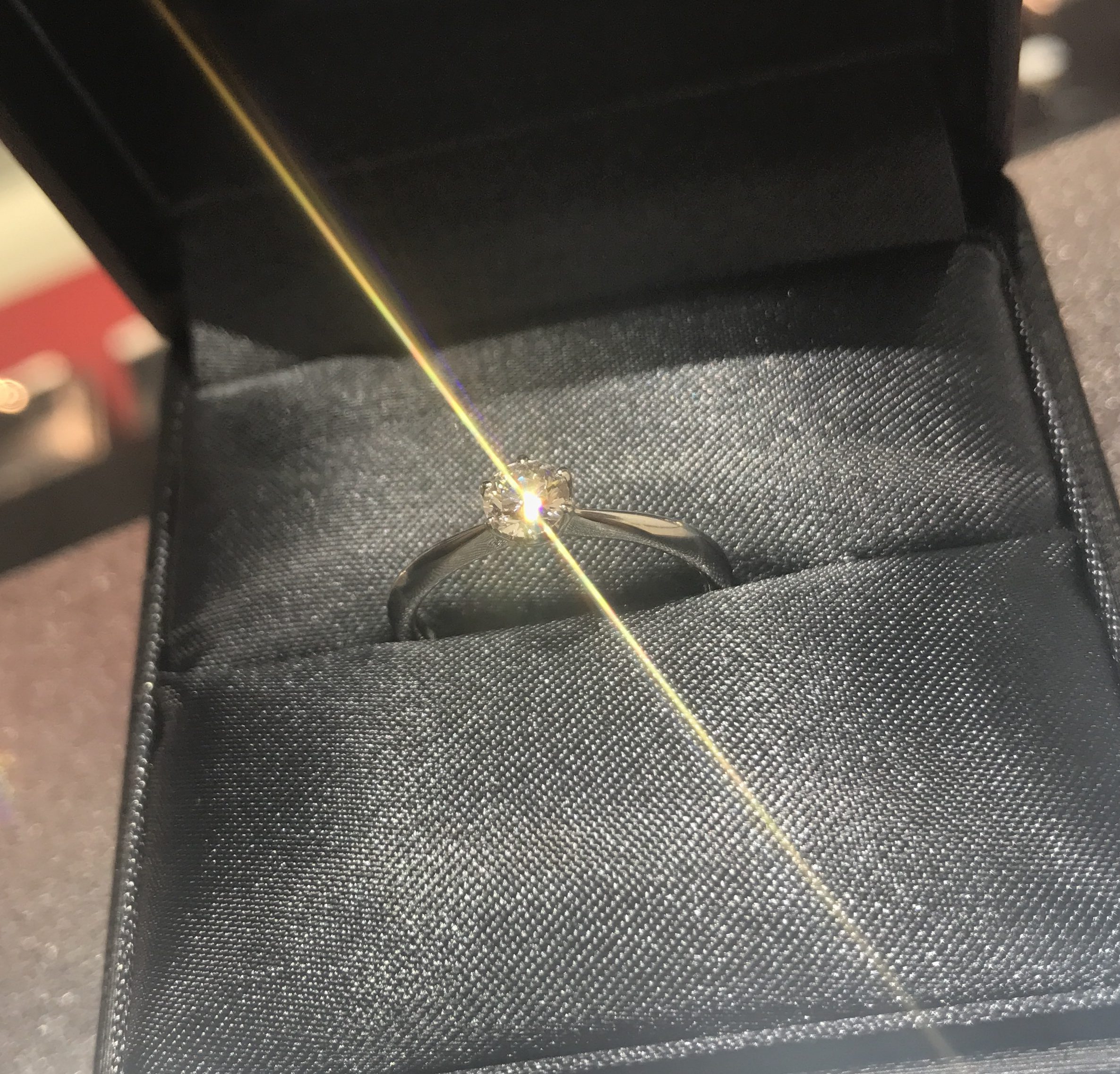 新潟で手に入る婚約指輪 [世界三大ダイヤモンドブランドのラザールダイヤモンド]　世界で最も美しいダイヤモンド®️ 虹の七色が美しい…
