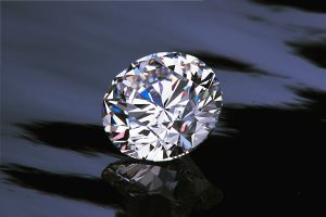 ラウンドブリリアントカットとは？ダイヤモンドが最も輝くカットを解説