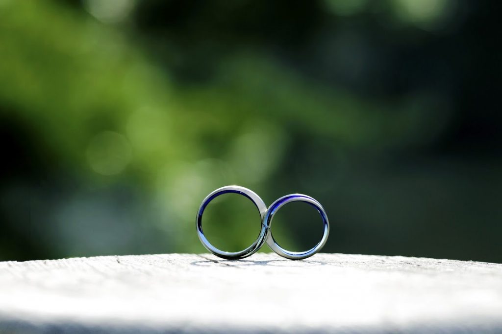 2本の指輪を合わせるとインフィニティマークの形になるSORAの結婚指輪レムニスケート
