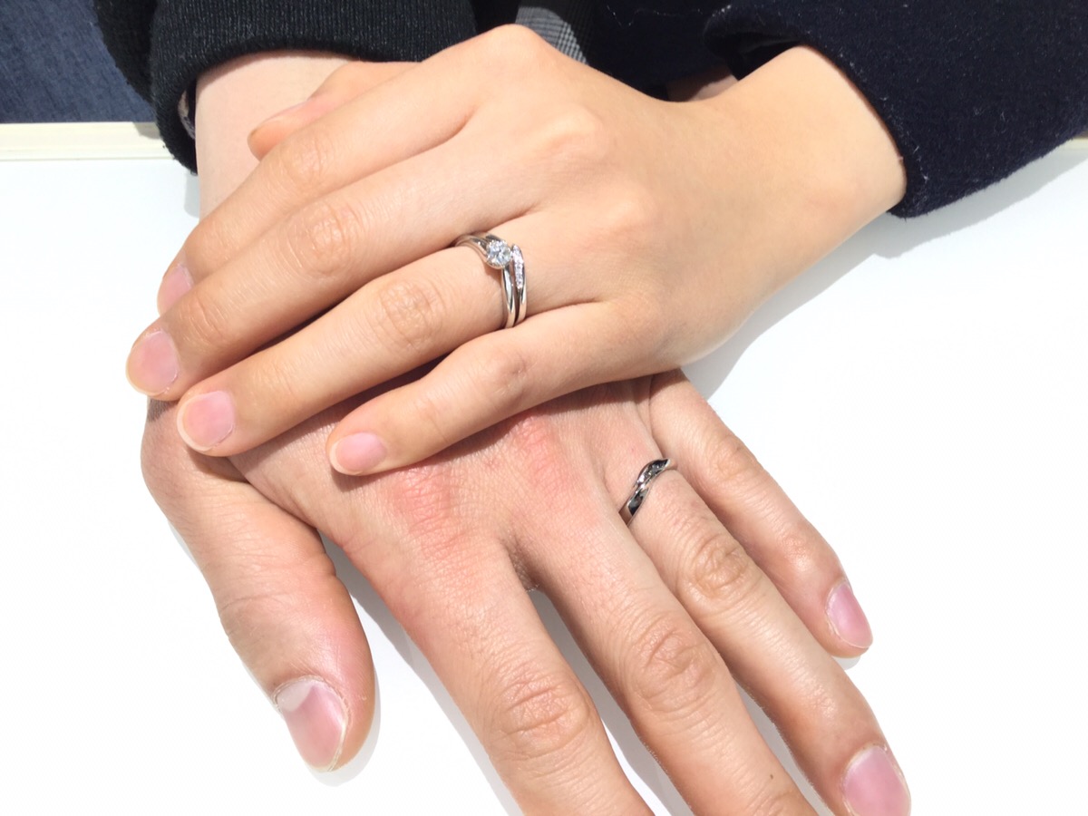 新潟で俄の婚約指輪・結婚指輪「初桜」をご成約 V字のデザインで指長 