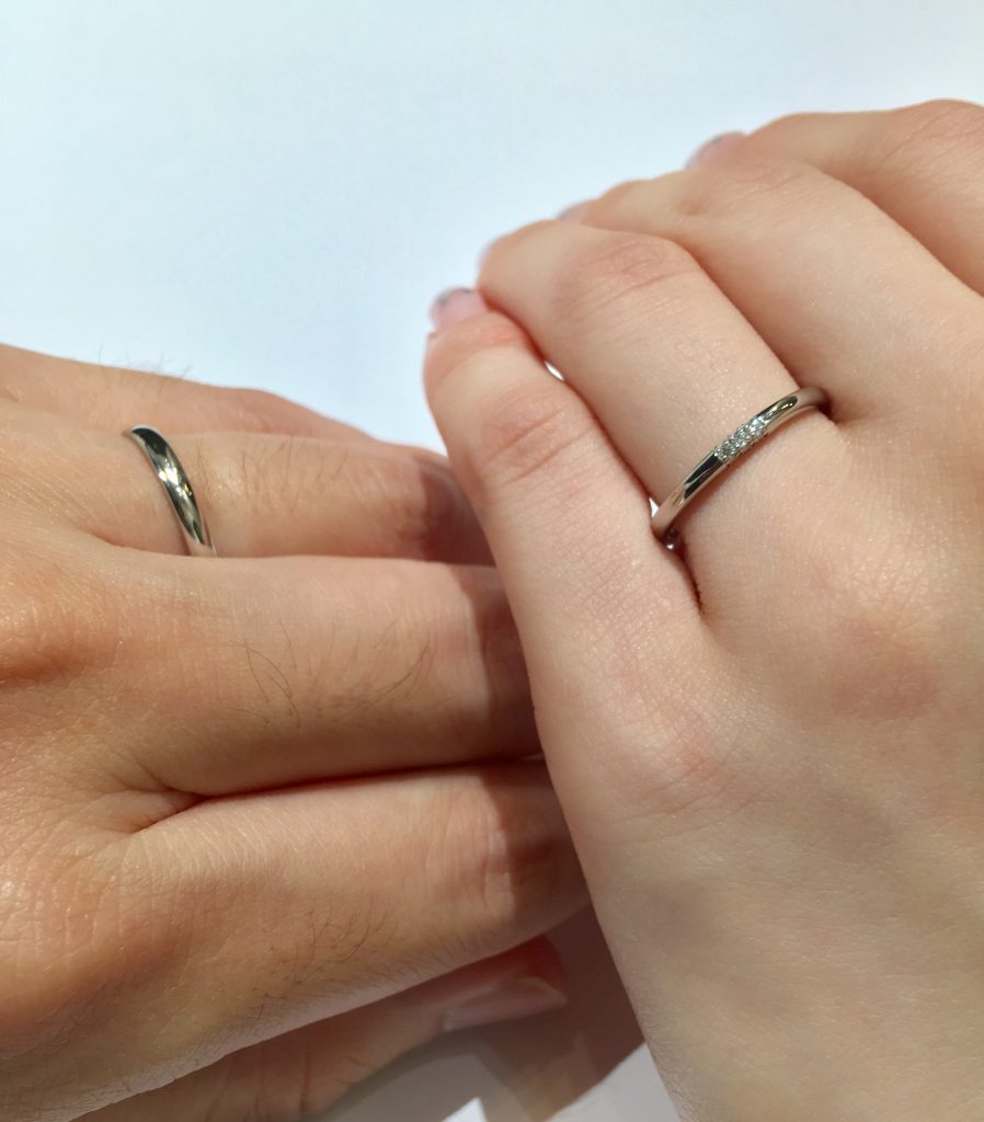 結婚指輪を着けるカップルの手元