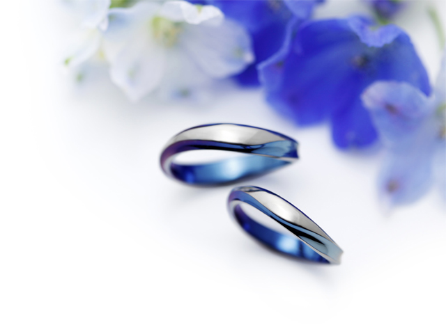 【青い結婚指輪】バリエーション豊富なブルーは最高にクールな結婚指輪