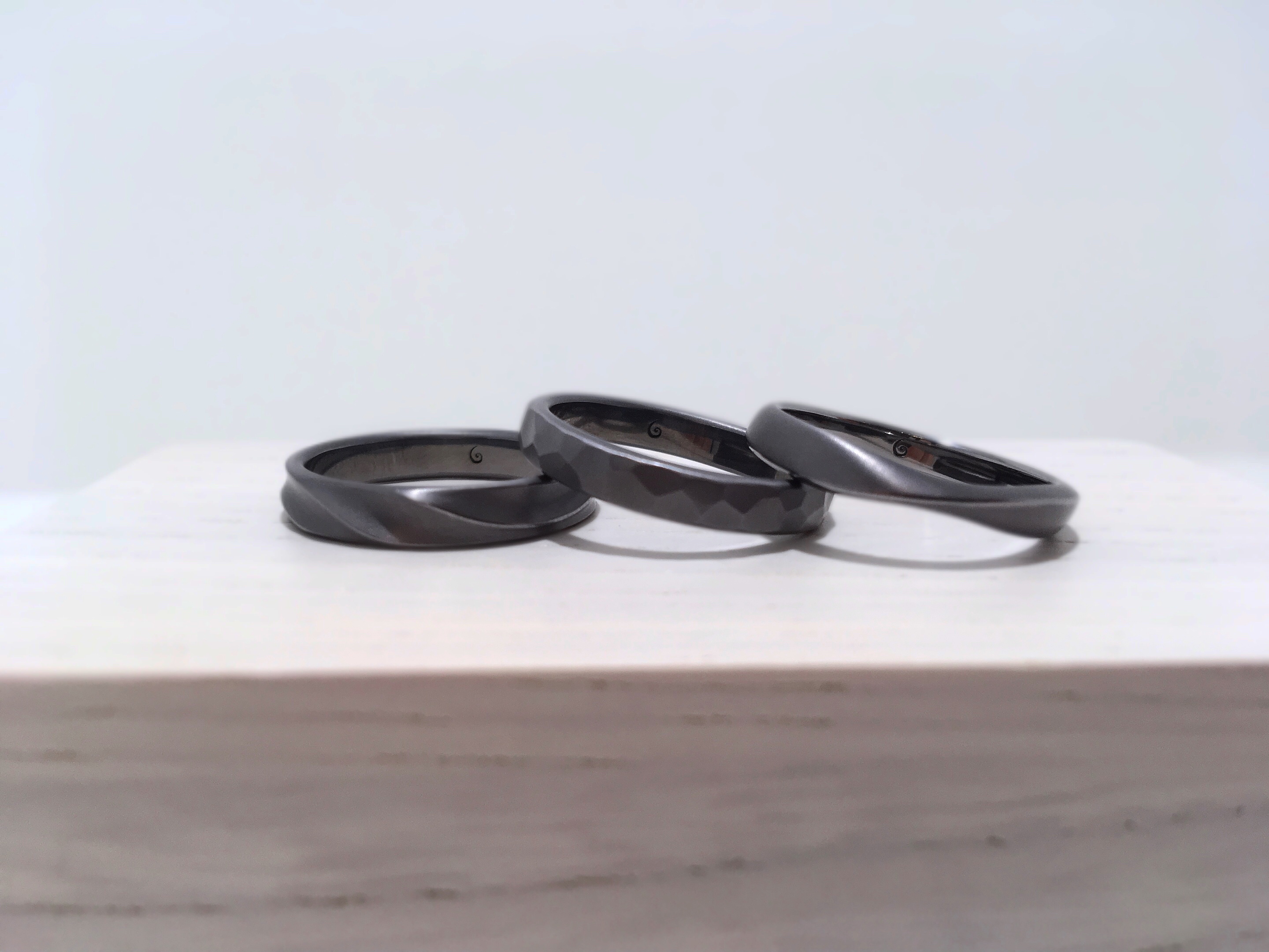 黒い結婚指輪 今話題の個性派ブラックは タンタル でスタイリッシュな大人の装い Isshindo Bridal Blog