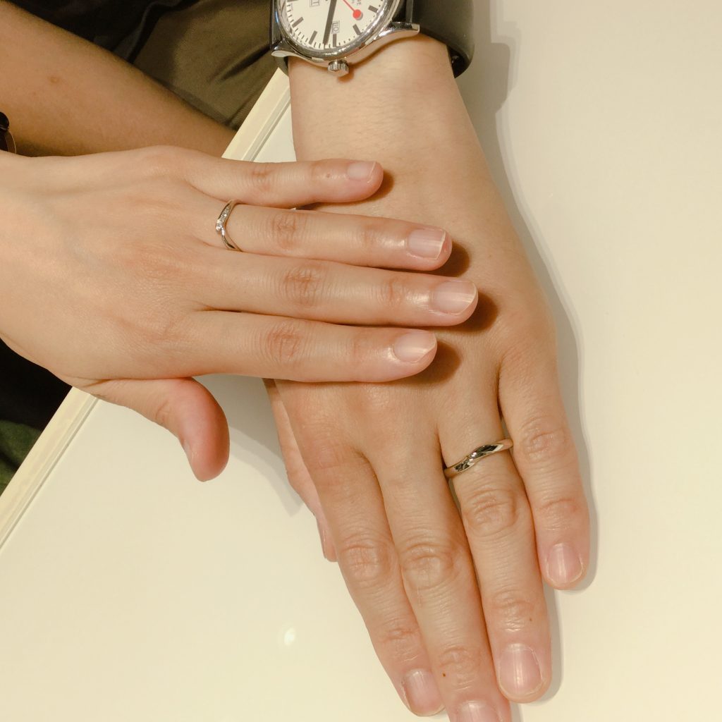 NIWAKAの結婚指輪 初桜を着けたカップルの画像
