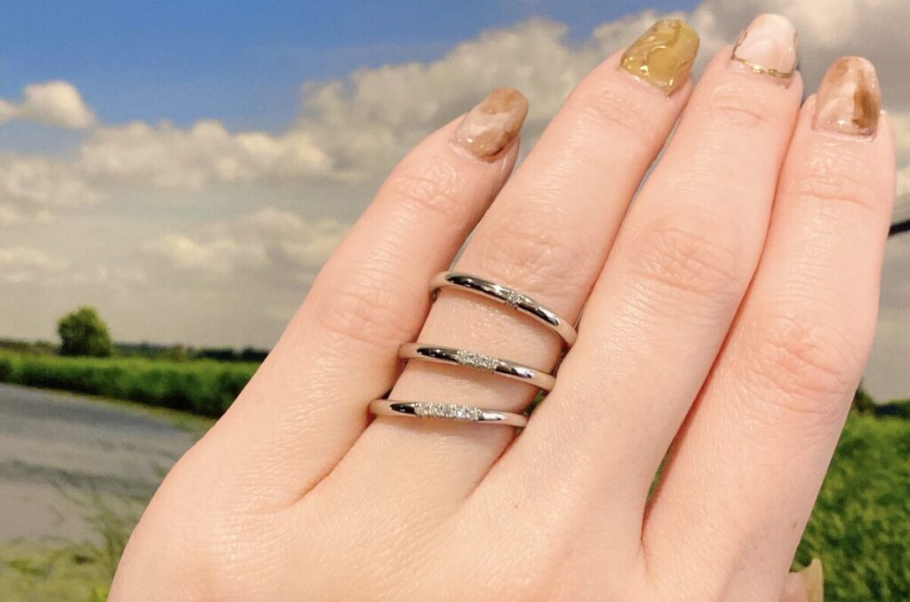 フェアリープラチナムの結婚指輪をつけた手元の画像