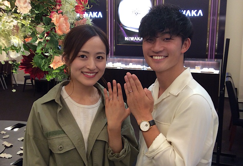 NIWAKAの結婚指輪「朝葉」をつけたお客様の写真
