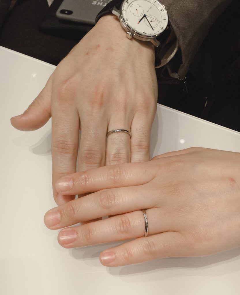 NIWAKAの結婚指輪「ことのは」ストレートタイプを身につけている手の画像