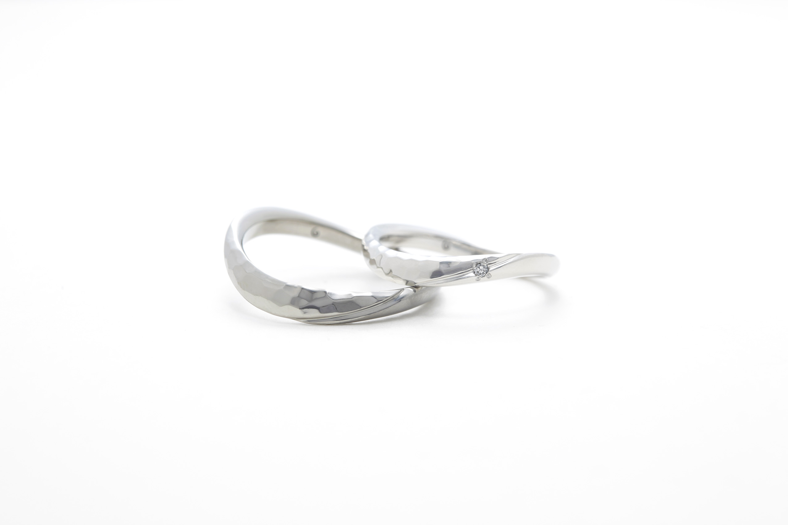 SORAの槌目の結婚指輪「コントレイル」