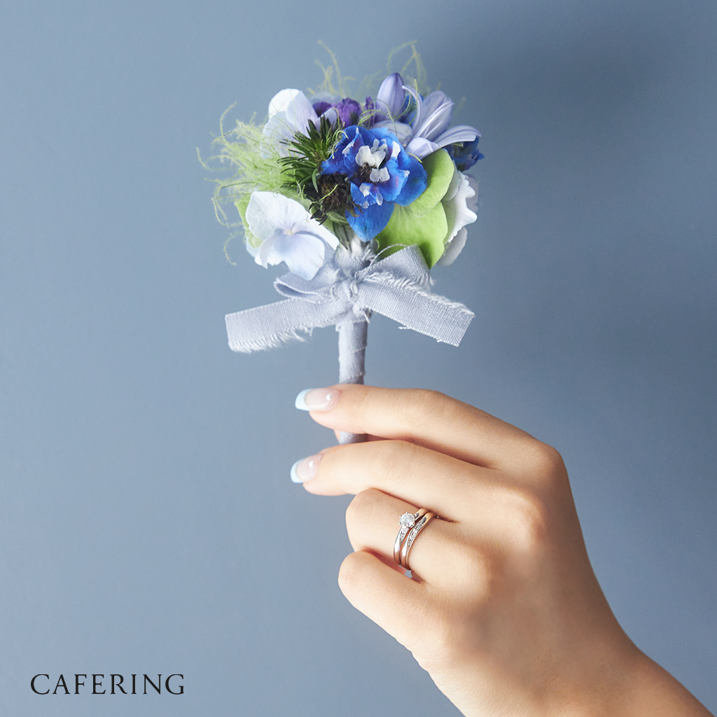カフェリング　プラージュのセットリングを着けた手元