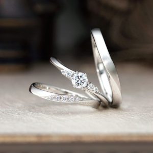 アンティックの婚約指輪と結婚指輪「フィディオ」のセットリングの画像