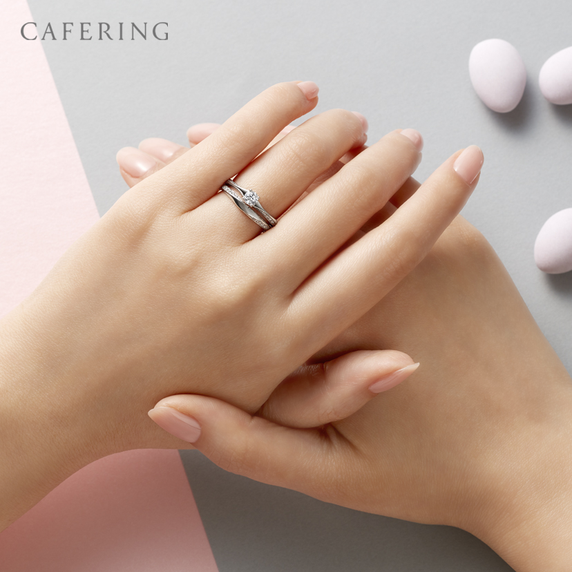 カフェリング「ノエル」のセットリングをつけた手元