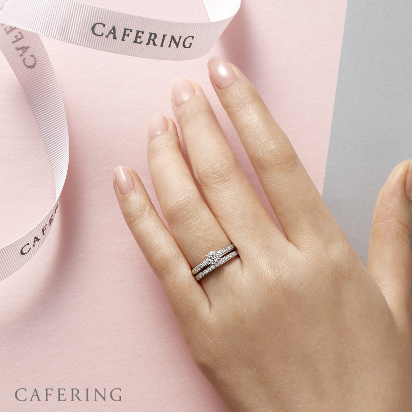 カフェリング　スームの婚約指輪と結婚指輪を着けた手元