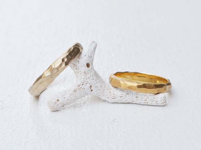 結婚指輪は手作り感のある槌目(つちめ)に！職人技が光る槌目の結婚指輪