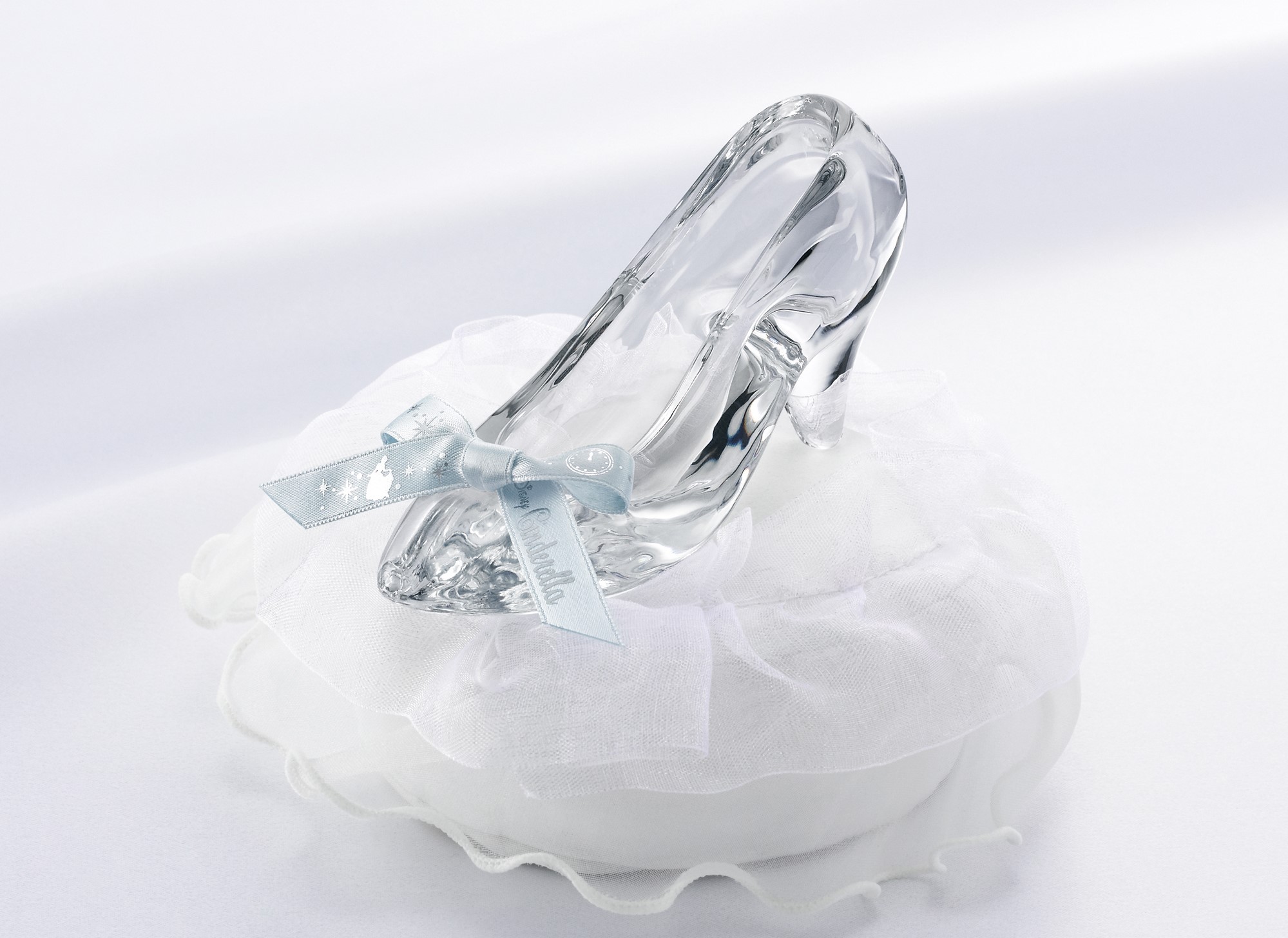 ガラスの靴 に指輪を入れてプロポーズ ディズニーオリジナルリングピロー Isshindo Bridal Blog