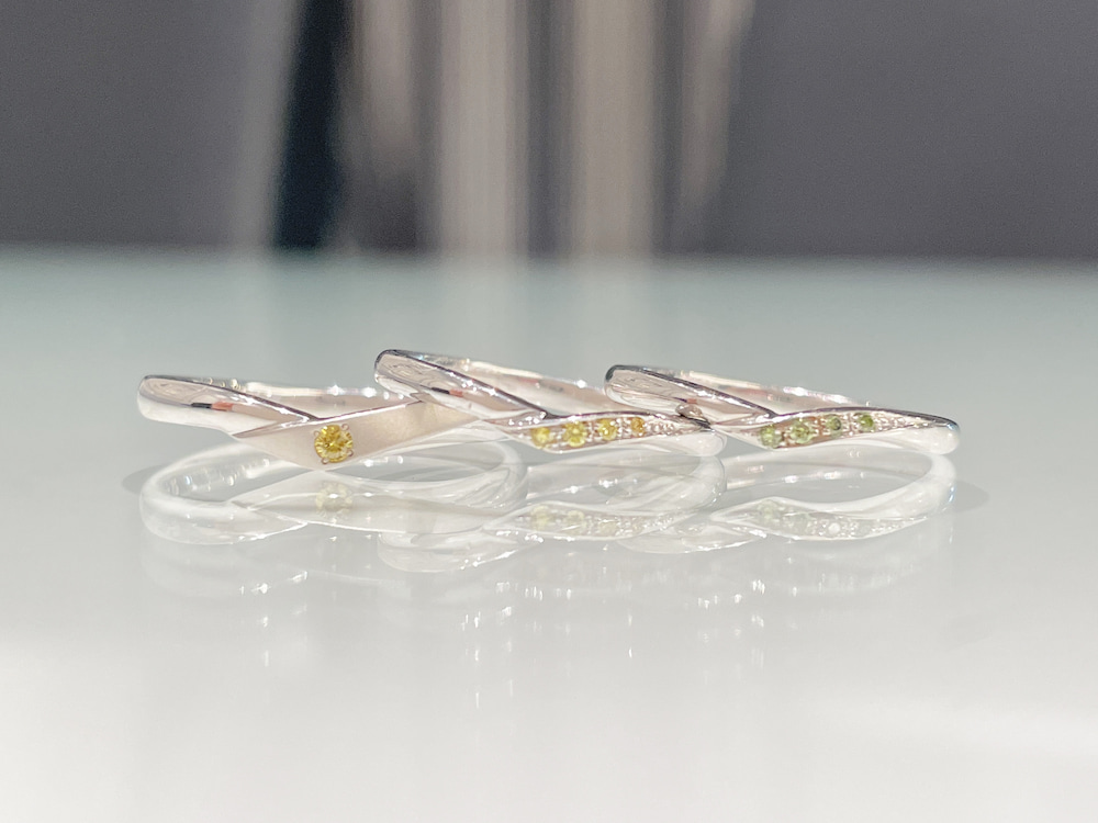 カフェリングの結婚指輪シェリ イエローダイヤとグリーンダイヤ