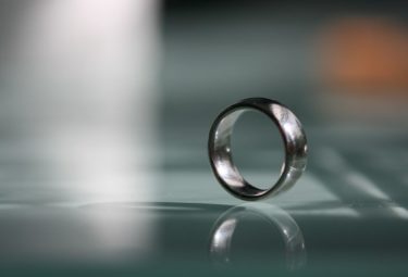 プラチナの結婚指輪｜Pt950やPt900とは？プラチナの純度や強度を徹底解説