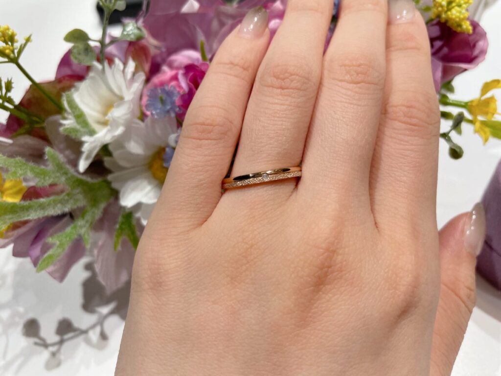 ディズニープリンセス　ラプンツェルの結婚指輪をつけた手元