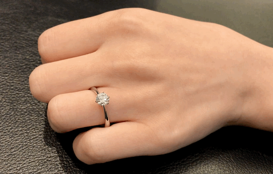 綺麗なダイヤモンドの婚約指輪
