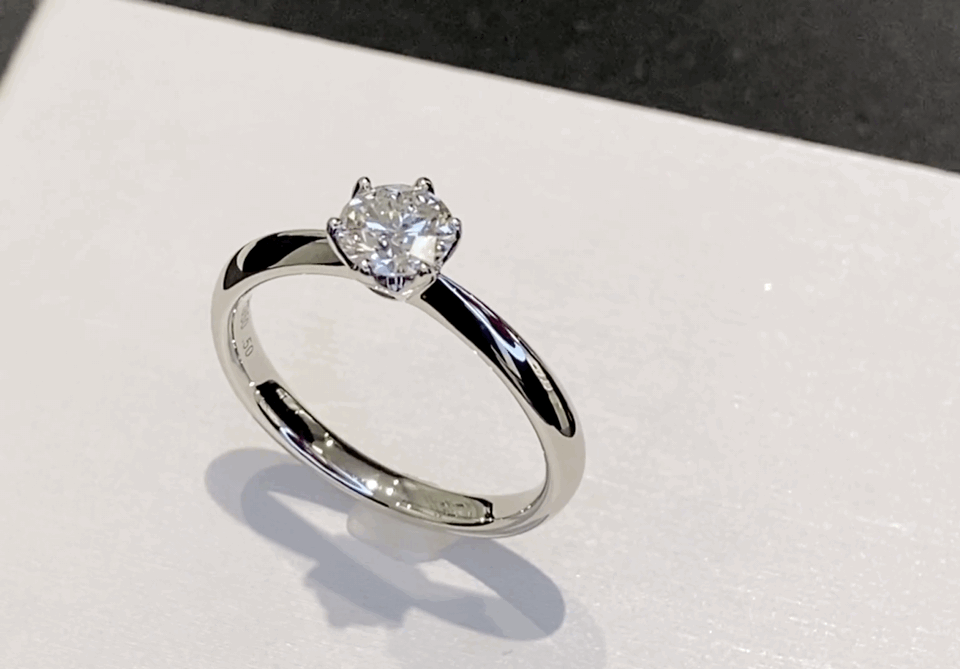 大粒のダイヤモンドが付いた結婚指輪