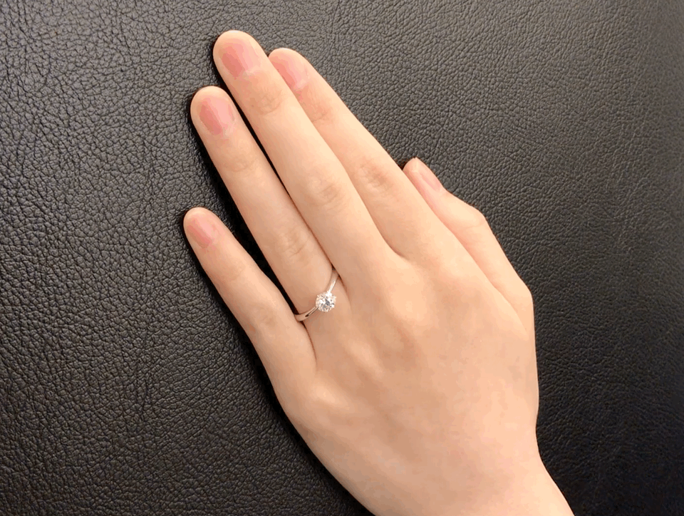 カラットの大きいダイヤモンドがセットされた婚約指輪の着用イメージ