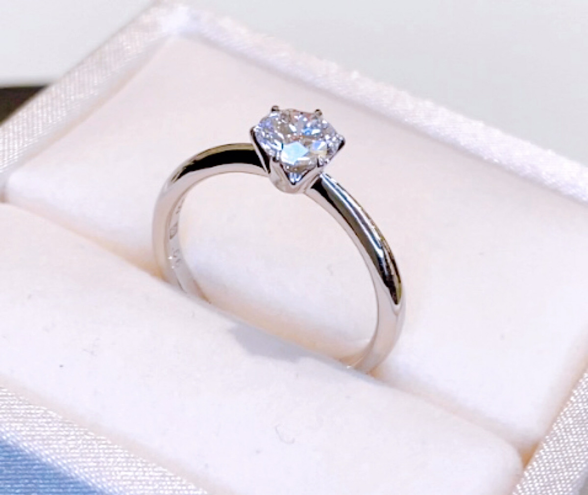 ダイヤモンドのカットの美しい婚約指輪