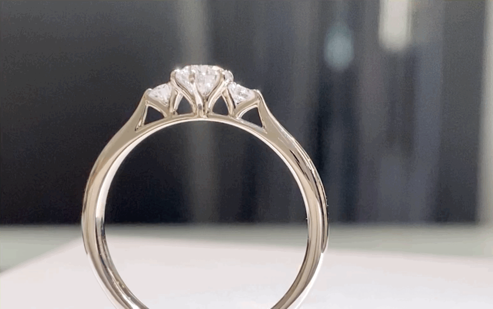 ダイヤモンドのカットプロポーションの良い婚約指輪