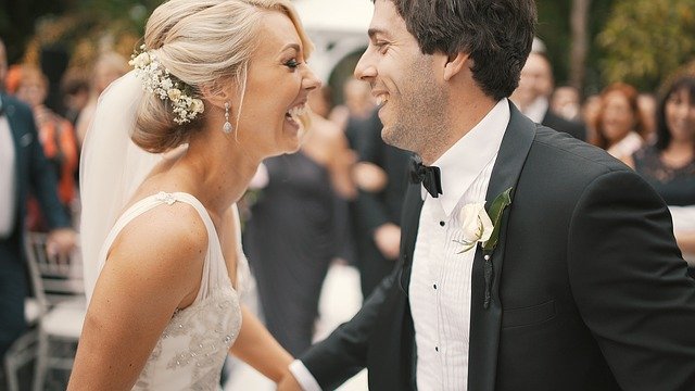 結婚式で笑顔のカップル