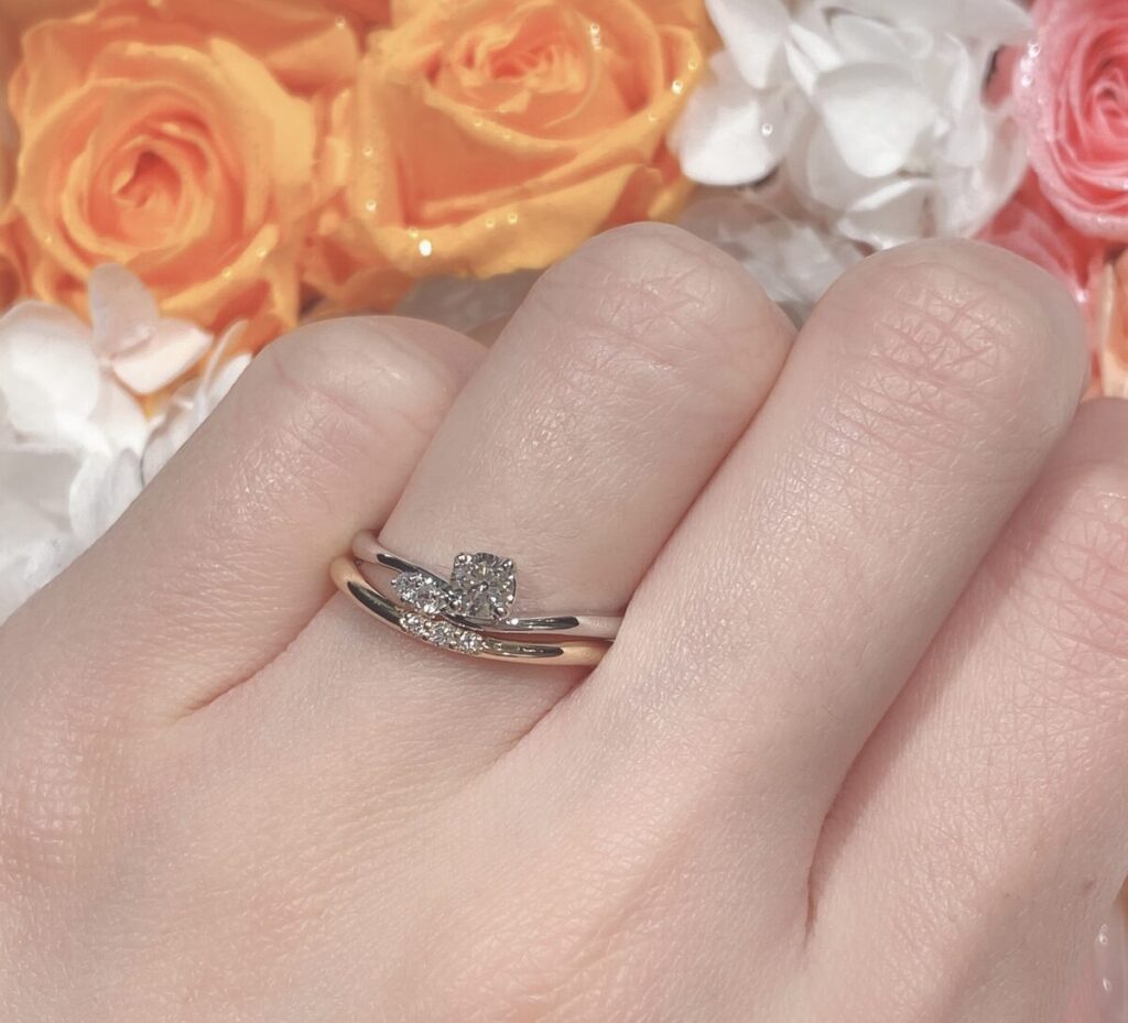 結婚指輪の「重ねづけ」組み合わせ特集！婚約指輪とのコーディネートの極意 | ISSHINDO Bridal Blog