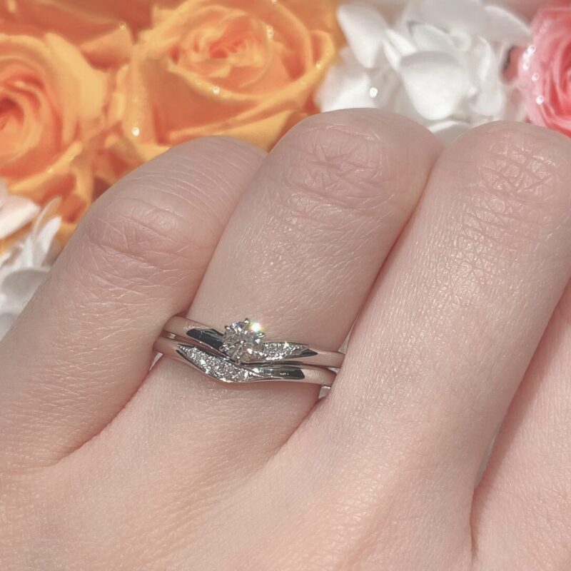 結婚指輪　重ねづけ　V字