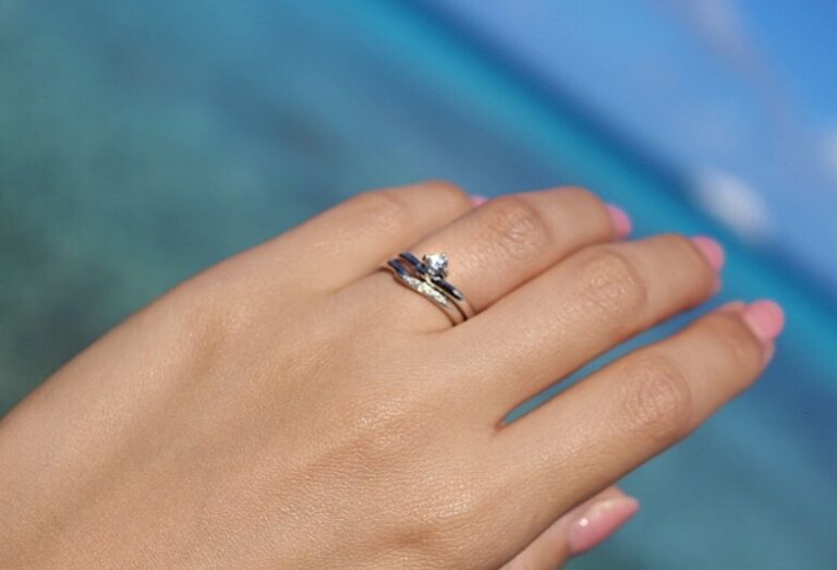 結婚指輪の「重ねづけ」組み合わせ特集！婚約指輪とのコーディネートの極意 | ISSHINDO Bridal Blog