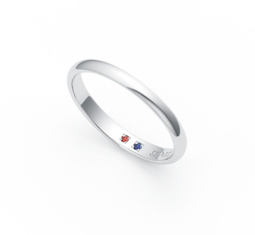 サムシングブルーの結婚指輪　内側にブルーサファイアとルビーのインサイドストーンが入っている画像