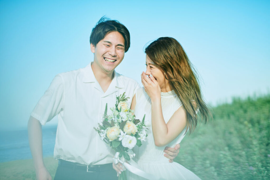 ロケーション撮影をする夫婦