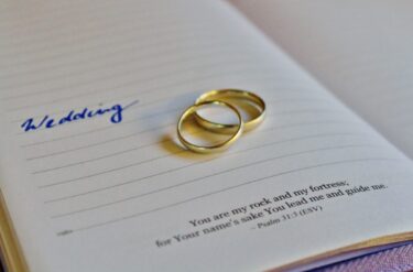 結婚指輪は英語で何という？正解は意外と使わないあの単語