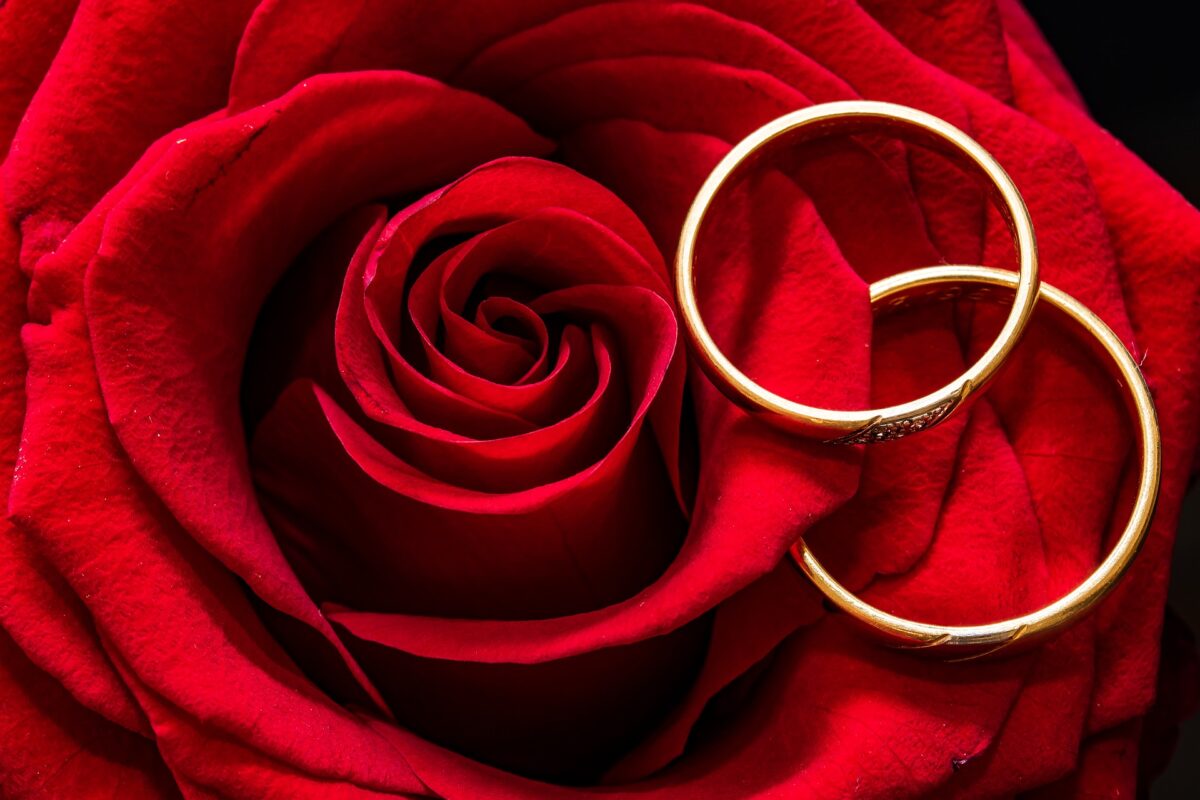 ゴールド(金)の結婚指輪は実際どうなの？選ぶ前に知りたい特徴と魅力 | ISSHINDO Bridal Blog