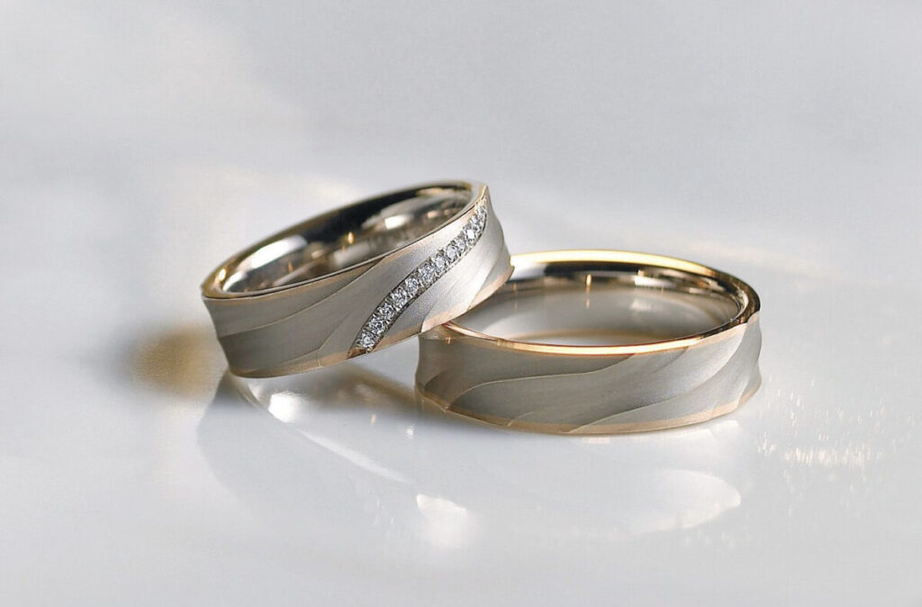美しい表面の鍛造の結婚指輪