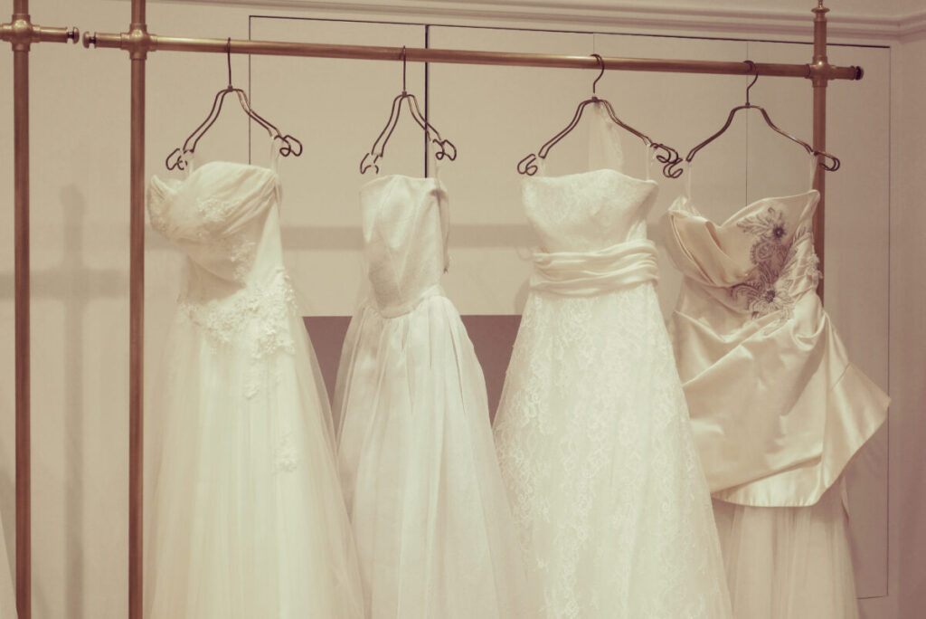 ドレスショップに並んだ純白のウエディングドレス