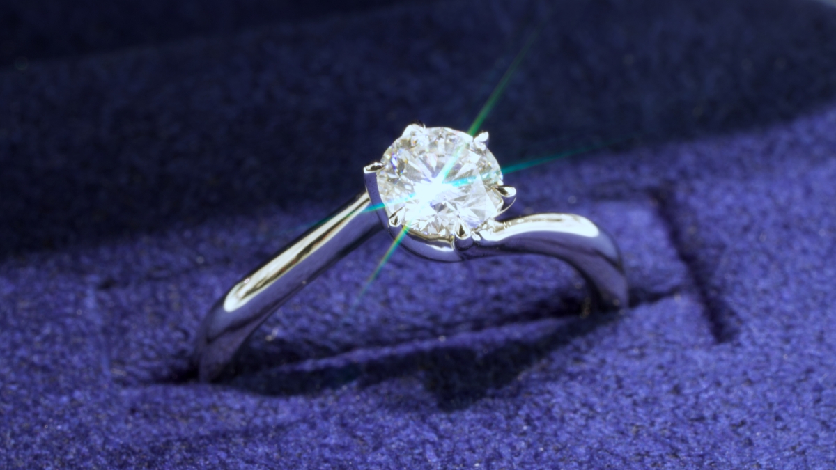 大きなダイヤモンドが留まった指輪　婚約指輪