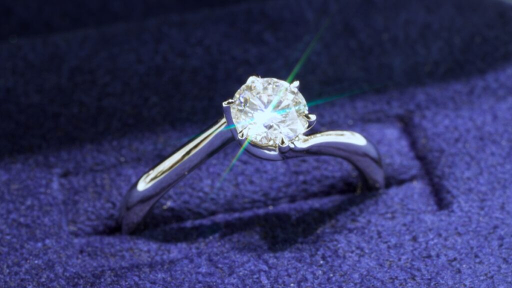 輝くダイヤモンドの婚約指輪