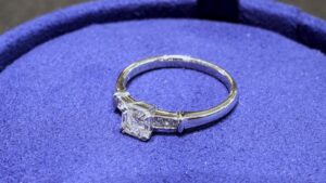 婚約指輪に四角いダイヤはアリ？自分らしさを表現できるスクエアカット