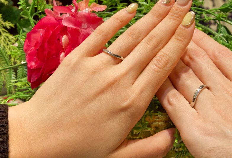 結婚指輪をつけるカップル