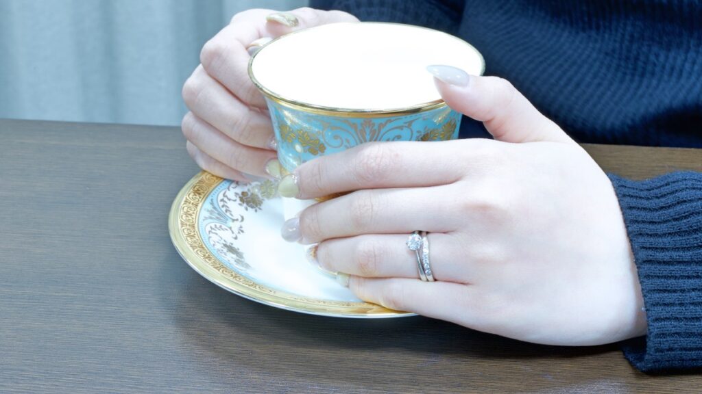 婚約指輪を着けた手元の画像