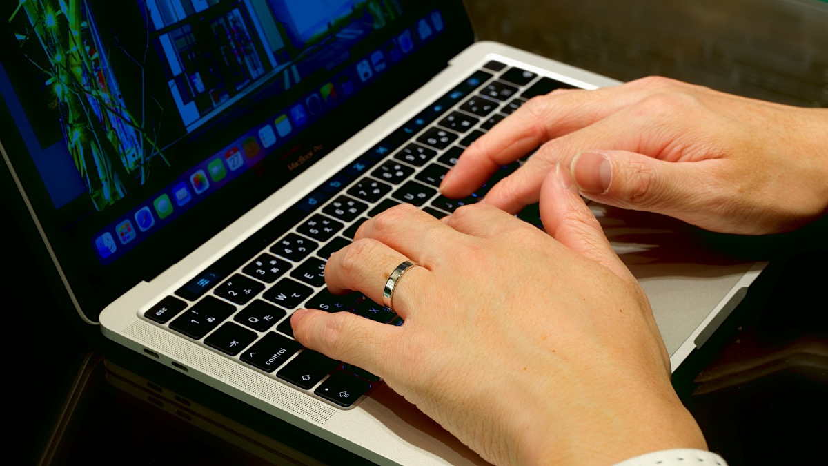 結婚指輪をつけてPS作業をする手元