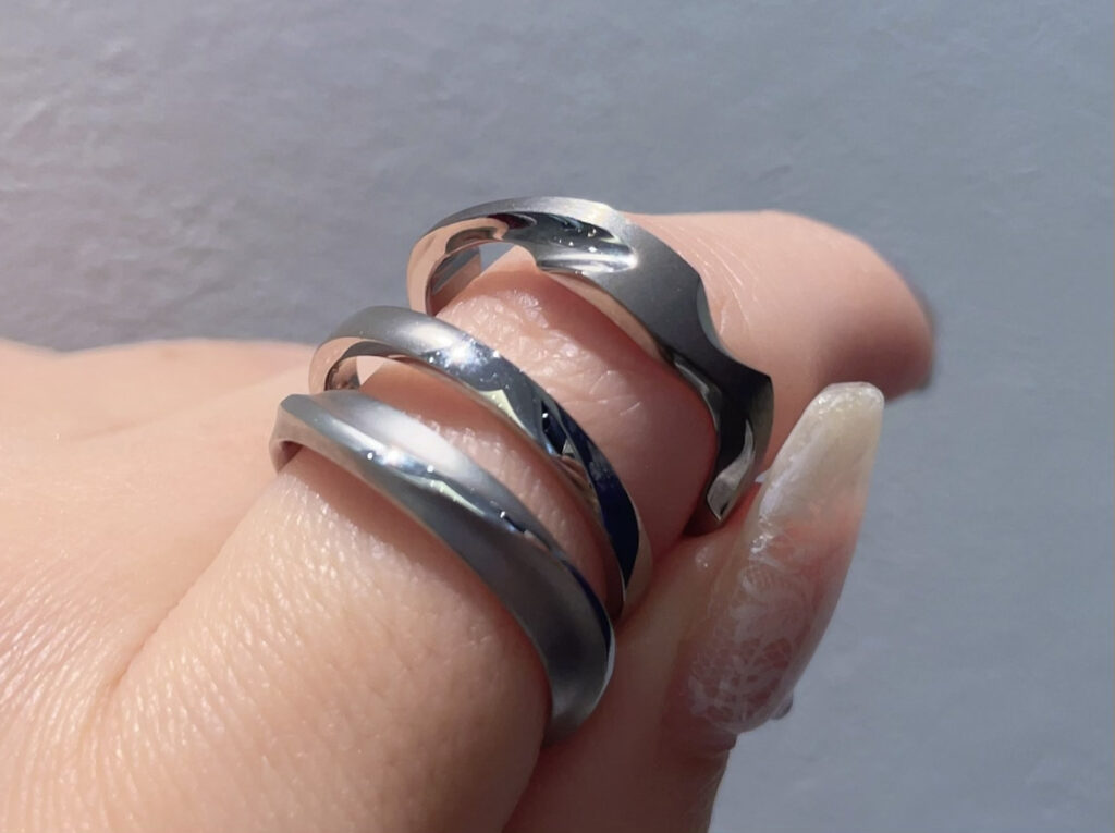 白系の素材の結婚指輪の色味比較
。コーティングなしのWG、ロジウムがけのWG、プラチナのリングを並べえ
