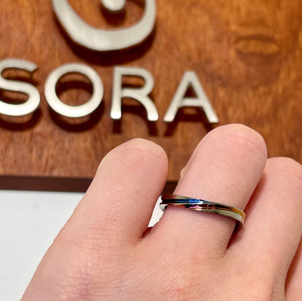 SORAのバイカラー発色の結婚指輪　モンスーン
